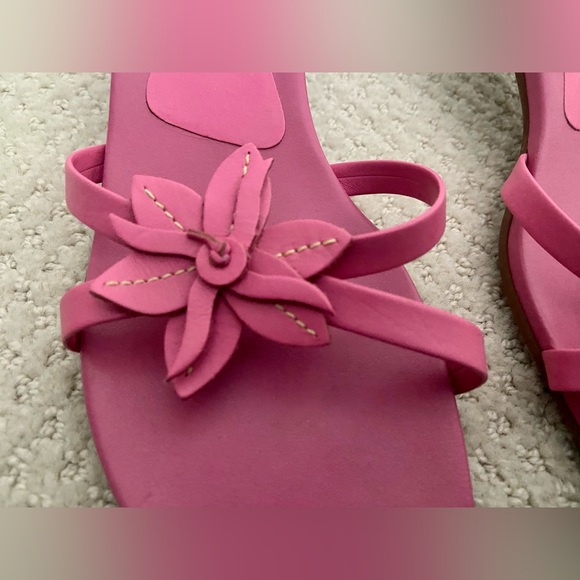 *MUST GO* VEUC Kenneth Cole Reaction Medium Pink Heels w/ Flower - Faux Leather - Picture 6 of 8